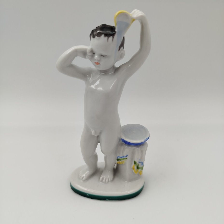 Статуэтка "Утро" (из серии "Счастливое детство"), скульптор Г.С. Столбова, художник Е.Н. Лупанова, фарфор, роспись надглазурная, Ленинградский фарфоровый завод (ЛФЗ), СССР, 1950-1960 гг.