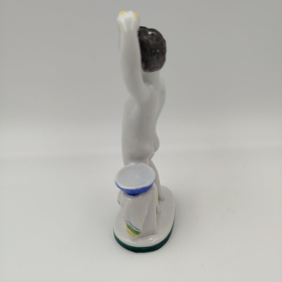 Статуэтка "Утро" (из серии "Счастливое детство"), скульптор Г.С. Столбова, художник Е.Н. Лупанова, фарфор, роспись надглазурная, Ленинградский фарфоровый завод (ЛФЗ), СССР, 1950-1960 гг.