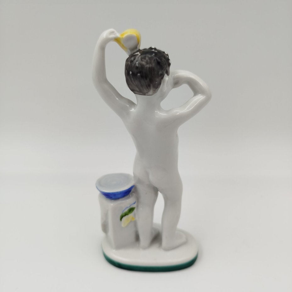 Статуэтка "Утро" (из серии "Счастливое детство"), скульптор Г.С. Столбова, художник Е.Н. Лупанова, фарфор, роспись надглазурная, Ленинградский фарфоровый завод (ЛФЗ), СССР, 1950-1960 гг.