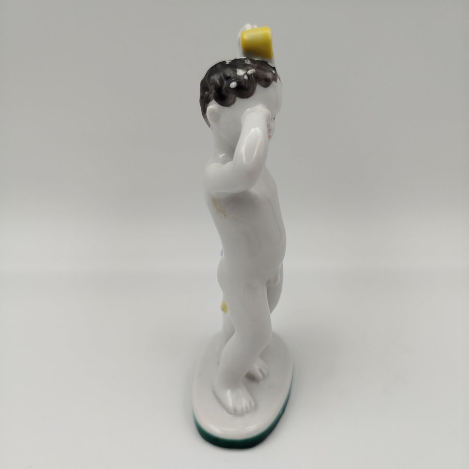 Статуэтка "Утро" (из серии "Счастливое детство"), скульптор Г.С. Столбова, художник Е.Н. Лупанова, фарфор, роспись надглазурная, Ленинградский фарфоровый завод (ЛФЗ), СССР, 1950-1960 гг.