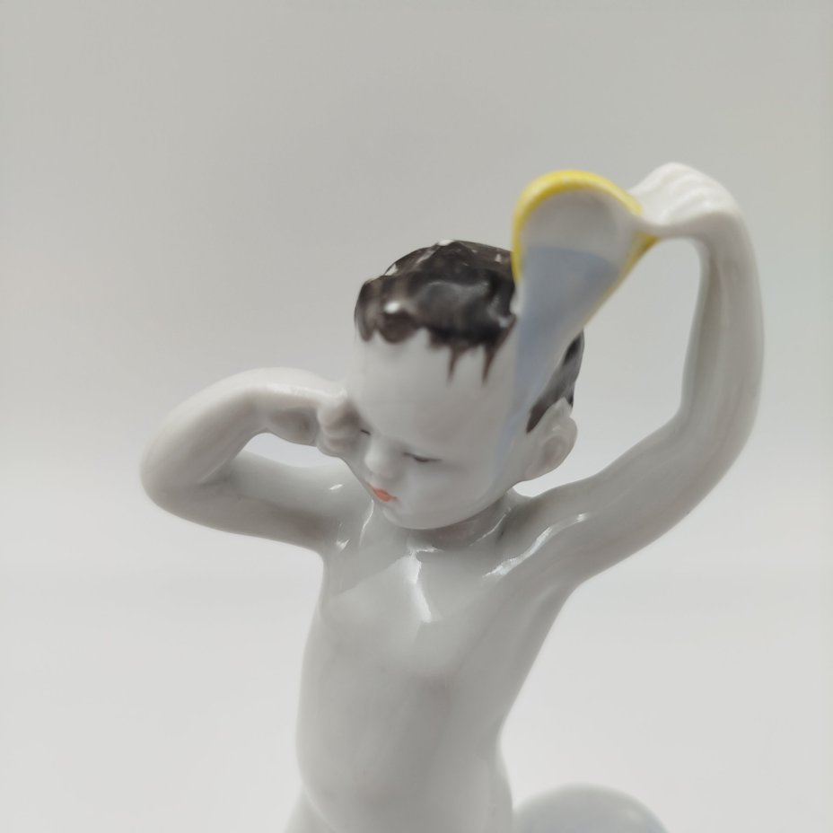 Статуэтка "Утро" (из серии "Счастливое детство"), скульптор Г.С. Столбова, художник Е.Н. Лупанова, фарфор, роспись надглазурная, Ленинградский фарфоровый завод (ЛФЗ), СССР, 1950-1960 гг.