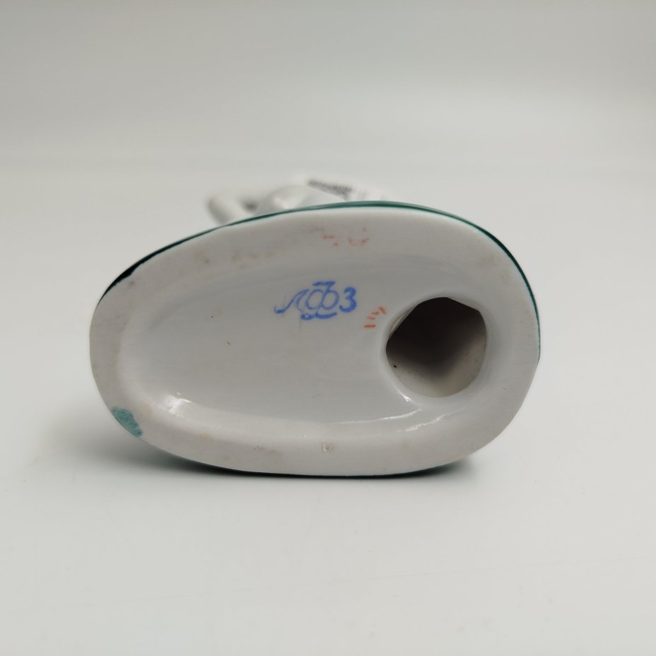 Статуэтка "Утро" (из серии "Счастливое детство"), скульптор Г.С. Столбова, художник Е.Н. Лупанова, фарфор, роспись надглазурная, Ленинградский фарфоровый завод (ЛФЗ), СССР, 1950-1960 гг.