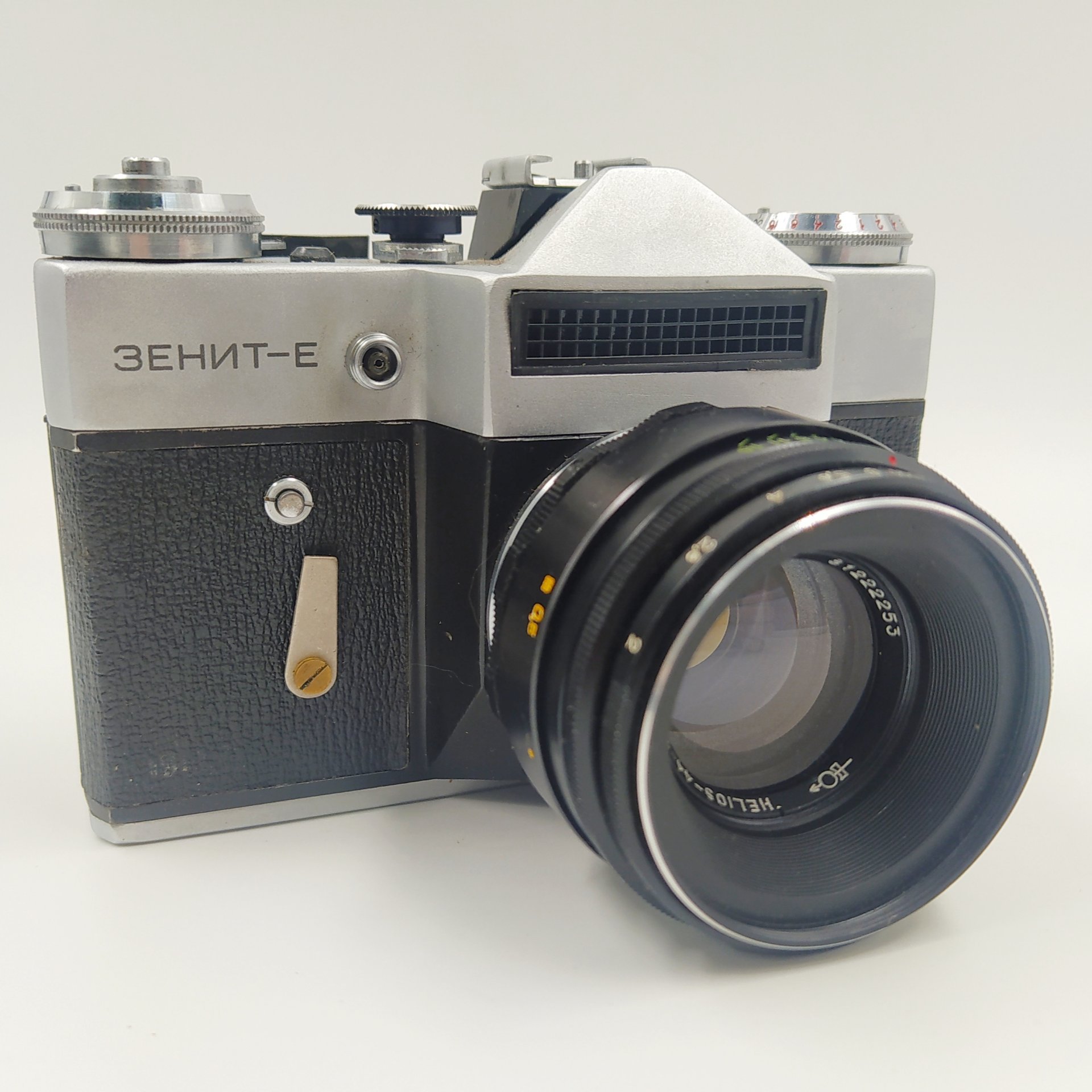 Фотоаппарат "Зенит-Е" с объективом "Гелиос-44-2" в оригинальном кофре, Завод «Зенит»