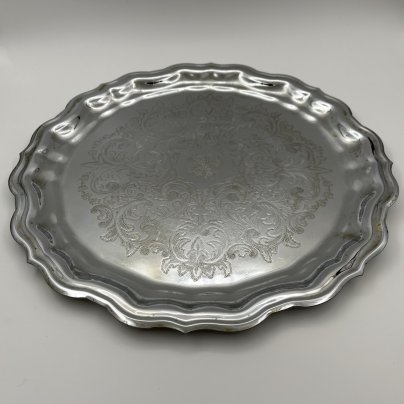 Поднос круглой формы с растительным декором и двуглавым орлом в центре, мНЦ (медь-никель-цинк), Кольчугинский завод цветных металлов, СССР, 1970-1990 гг.