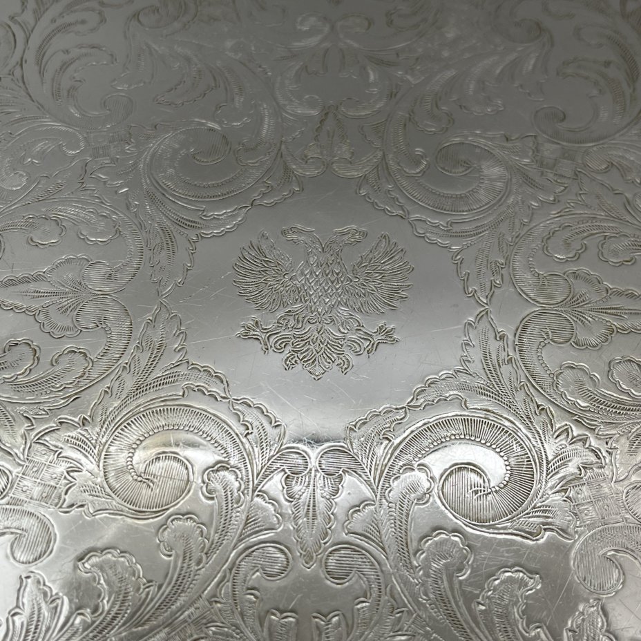 Поднос круглой формы с растительным декором и двуглавым орлом в центре, мНЦ (медь-никель-цинк), Кольчугинский завод цветных металлов, СССР, 1970-1990 гг.