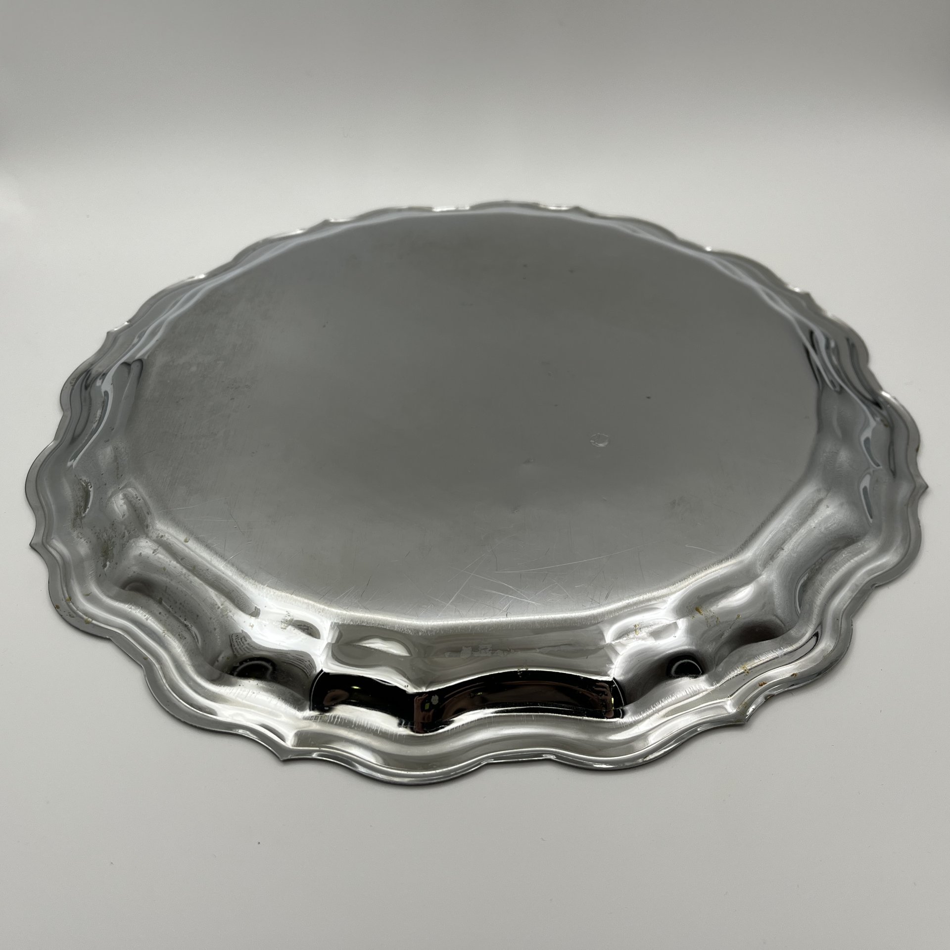 Поднос круглой формы с растительным декором и двуглавым орлом в центре, мНЦ (медь-никель-цинк), Кольчугинский завод цветных металлов, СССР, 1970-1990 гг.