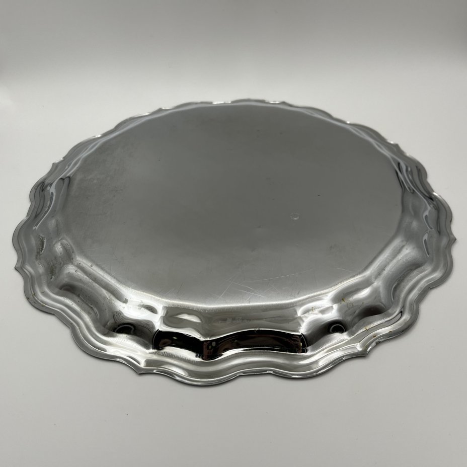 Поднос круглой формы с растительным декором и двуглавым орлом в центре, мНЦ (медь-никель-цинк), Кольчугинский завод цветных металлов, СССР, 1970-1990 гг.