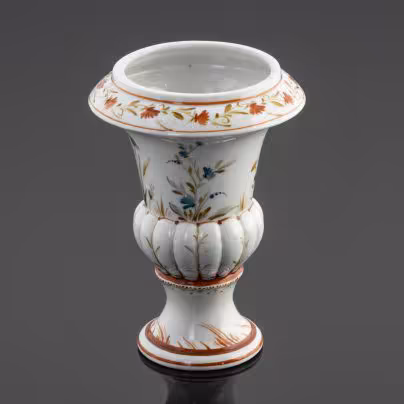 Ваза в форме кубка с дольчатым туловом и цветочным декором