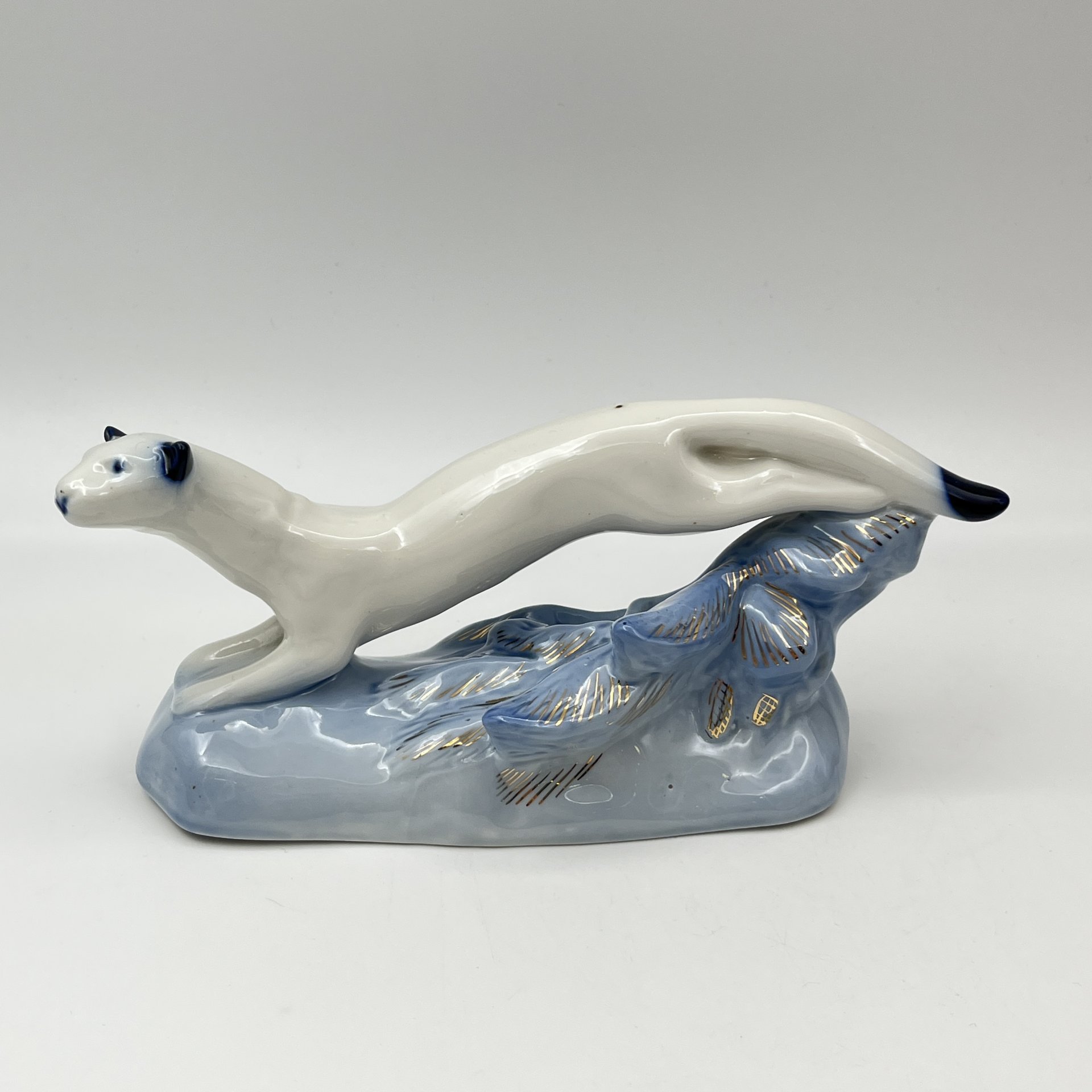 Статуэтка «Горностай», скульптор С.И. Вайнштейн-Мишурина, фарфор, роспись, золочение, Фарфоровый завод «Пролетарий» (Бронница, Мста), СССР, 1958-1967 гг.