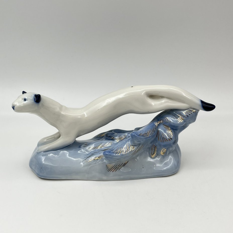 Статуэтка «Горностай», скульптор С.И. Вайнштейн-Мишурина, фарфор, роспись, золочение, Фарфоровый завод «Пролетарий» (Бронница, Мста), СССР, 1958-1967 гг.