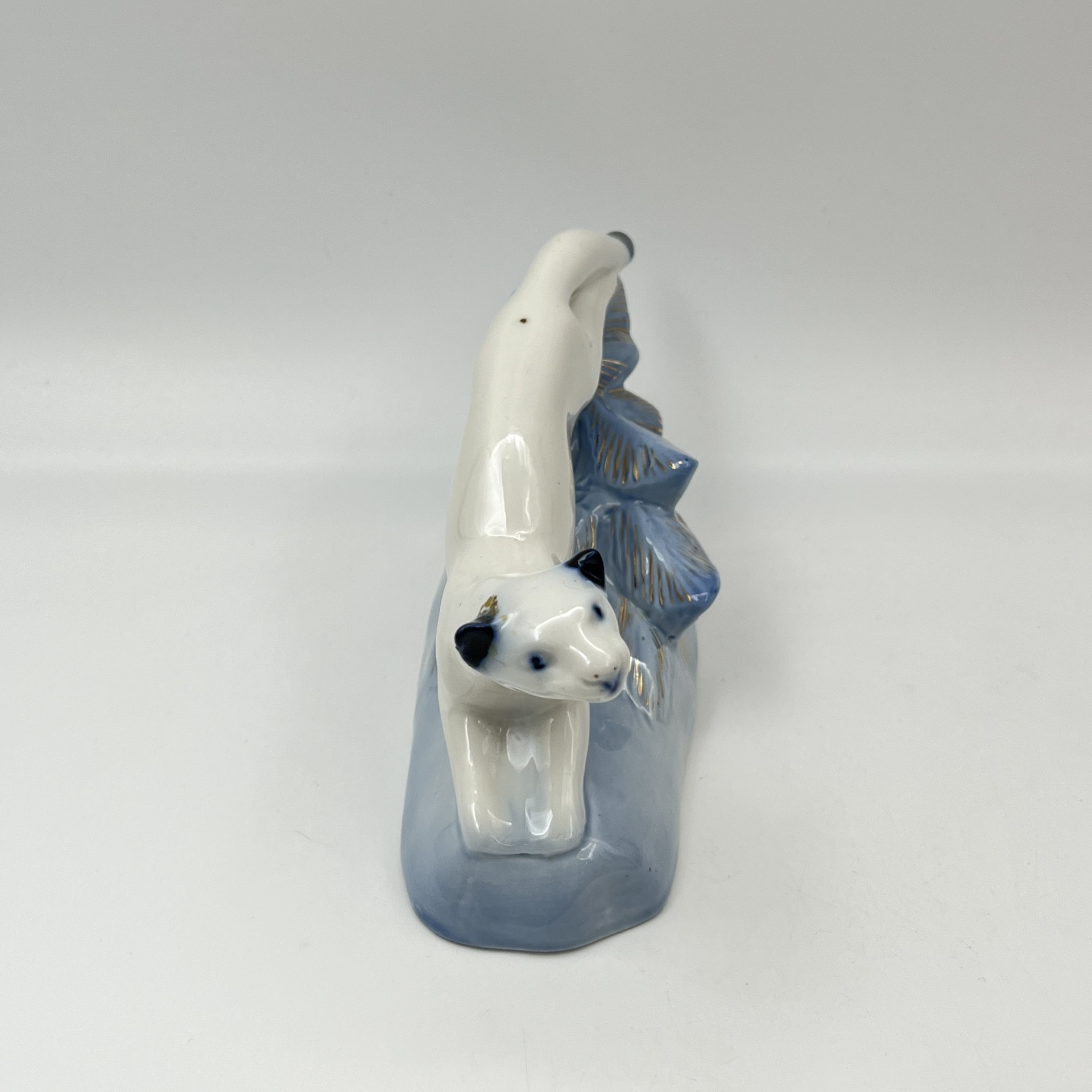 Статуэтка «Горностай», скульптор С.И. Вайнштейн-Мишурина, фарфор, роспись, золочение, Фарфоровый завод «Пролетарий» (Бронница, Мста), СССР, 1958-1967 гг.