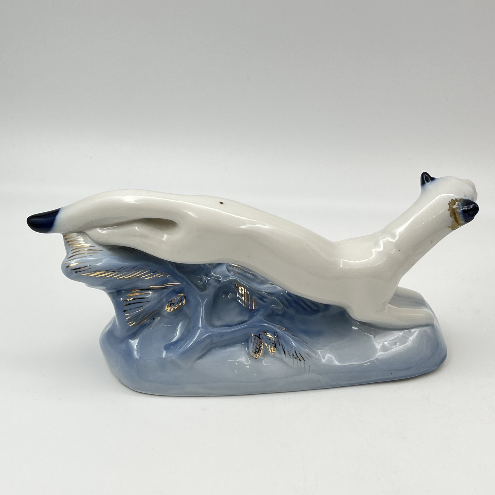 Статуэтка «Горностай», скульптор С.И. Вайнштейн-Мишурина, фарфор, роспись, золочение, Фарфоровый завод «Пролетарий» (Бронница, Мста), СССР, 1958-1967 гг.