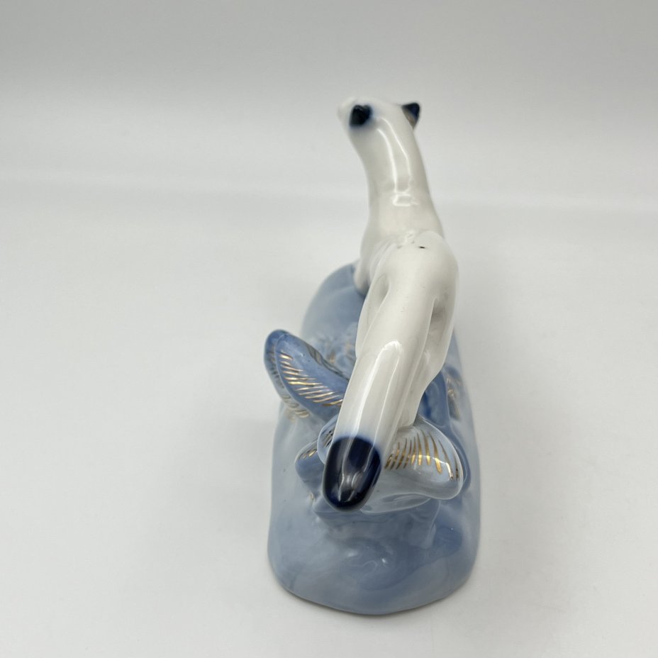 Статуэтка «Горностай», скульптор С.И. Вайнштейн-Мишурина, фарфор, роспись, золочение, Фарфоровый завод «Пролетарий» (Бронница, Мста), СССР, 1958-1967 гг.