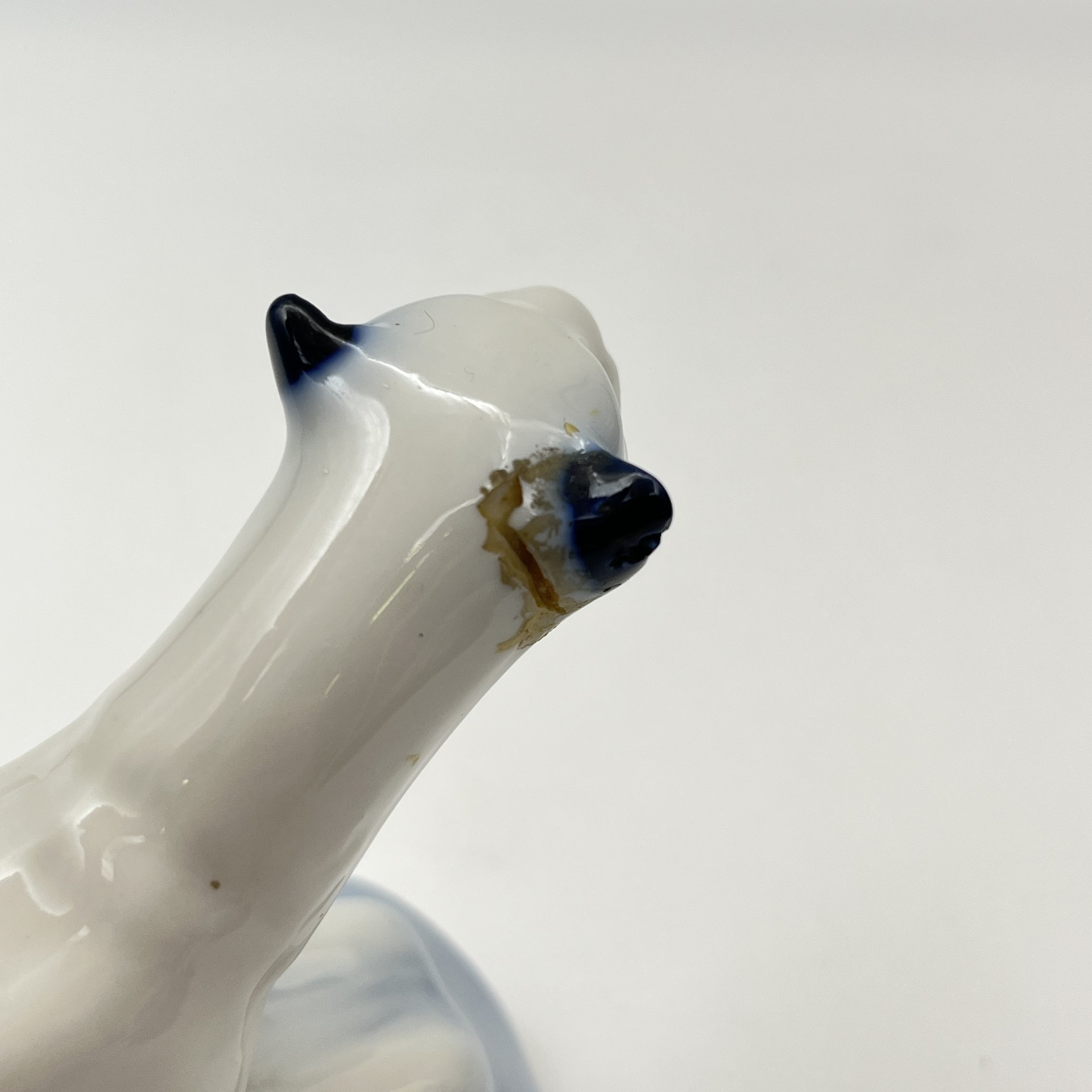 Статуэтка «Горностай», скульптор С.И. Вайнштейн-Мишурина, фарфор, роспись, золочение, Фарфоровый завод «Пролетарий» (Бронница, Мста), СССР, 1958-1967 гг.