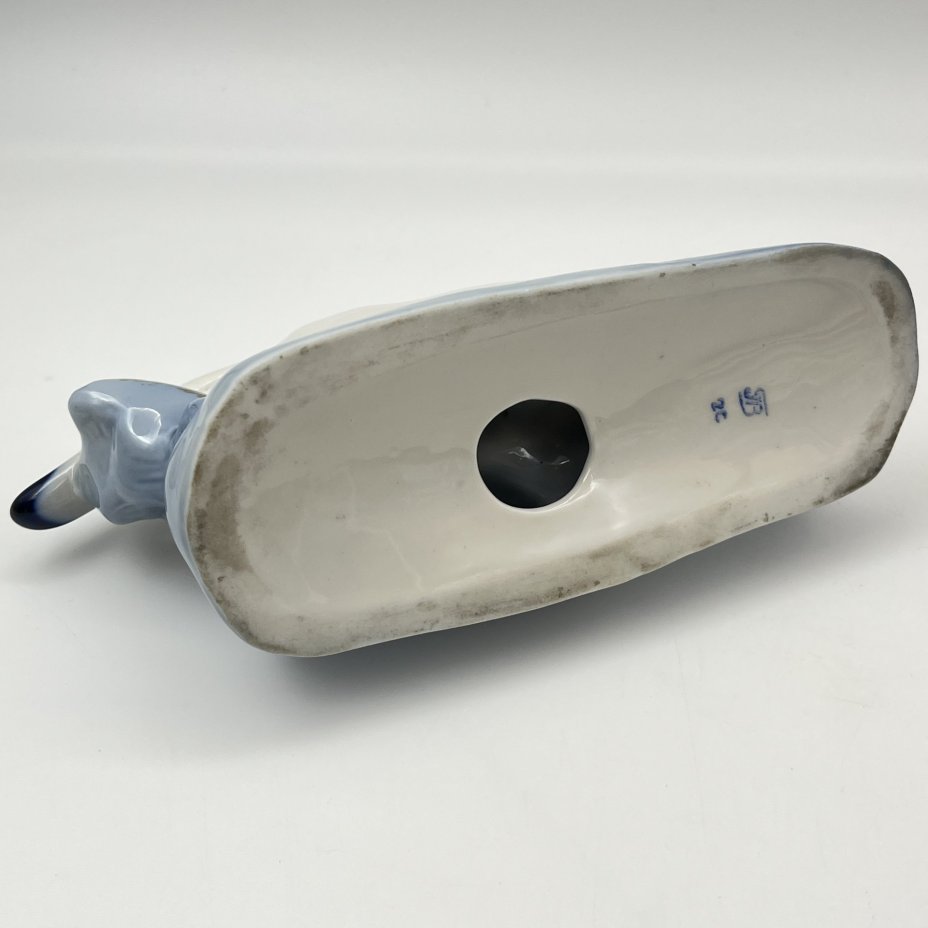 Статуэтка «Горностай», скульптор С.И. Вайнштейн-Мишурина, фарфор, роспись, золочение, Фарфоровый завод «Пролетарий» (Бронница, Мста), СССР, 1958-1967 гг.