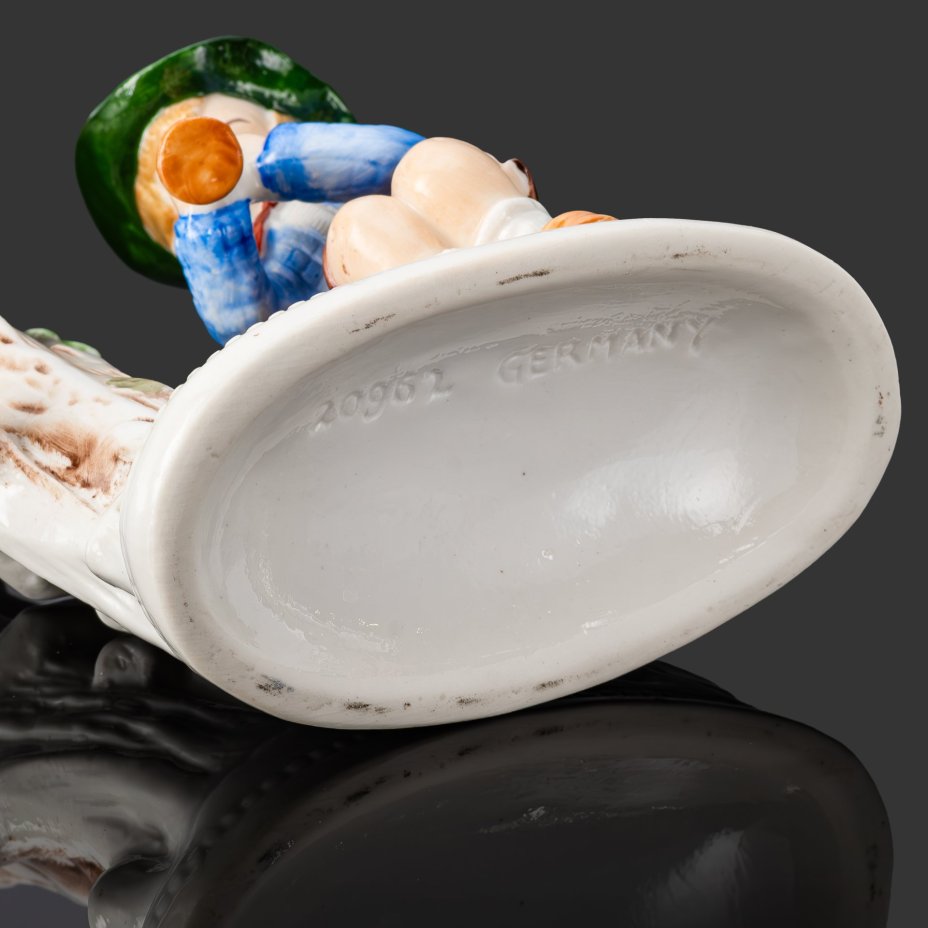 Статуэтка "Мальчик с дудочкой у скворечника"