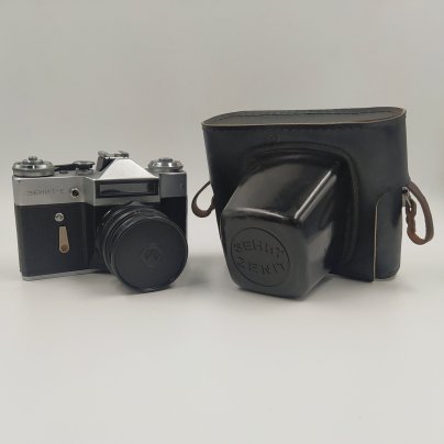 Фотоаппарат "Зенит-Е" с объективом "Мир-1В" в оригинальном кофре, металл, стекло, кожа, Белорусское оптико-механическое объединение (БелОМО), СССР, 1981 г.