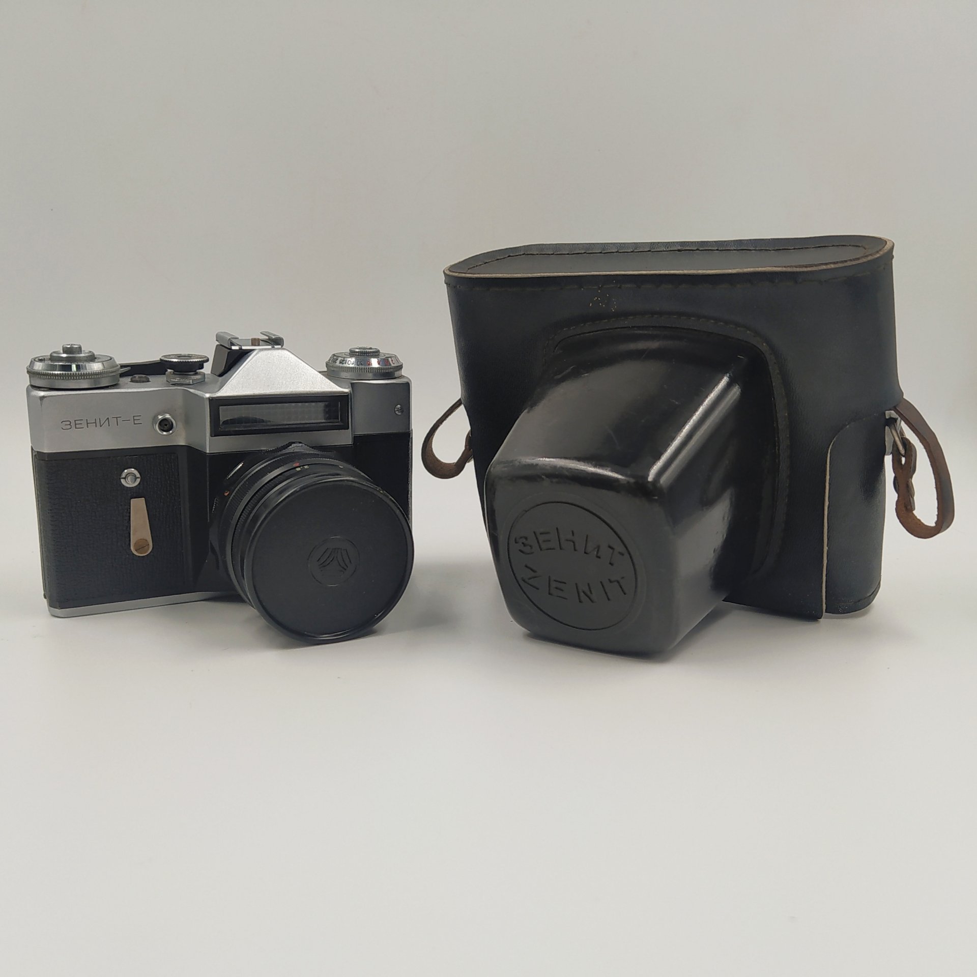 Фотоаппарат "Зенит-Е" с объективом "Мир-1В" в оригинальном кофре, металл, стекло, кожа, Белорусское оптико-механическое объединение (БелОМО), СССР, 1981 г.