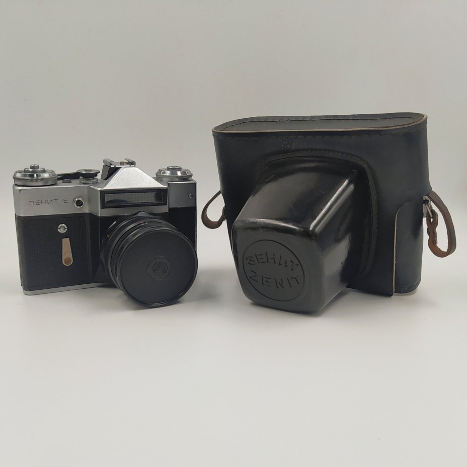 Фотоаппарат "Зенит-Е" с объективом "Мир-1В" в оригинальном кофре, металл, стекло, кожа, Белорусское оптико-механическое объединение (БелОМО), СССР, 1981 г.