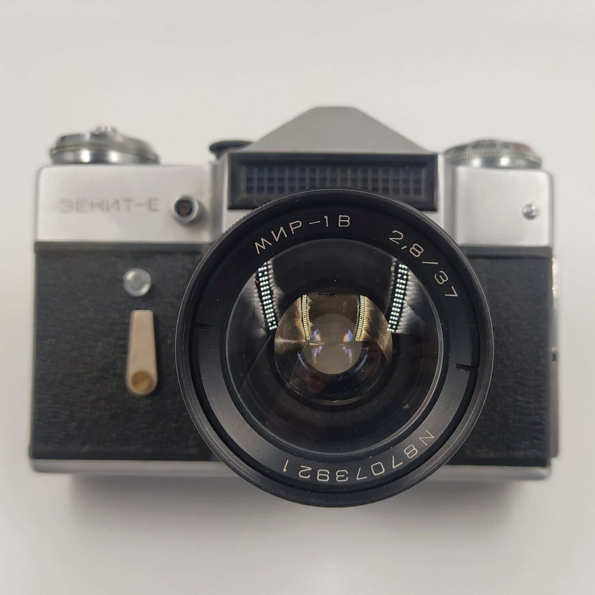 Фотоаппарат "Зенит-Е" с объективом "Мир-1В" в оригинальном кофре, металл, стекло, кожа, Белорусское оптико-механическое объединение (БелОМО), СССР, 1981 г.