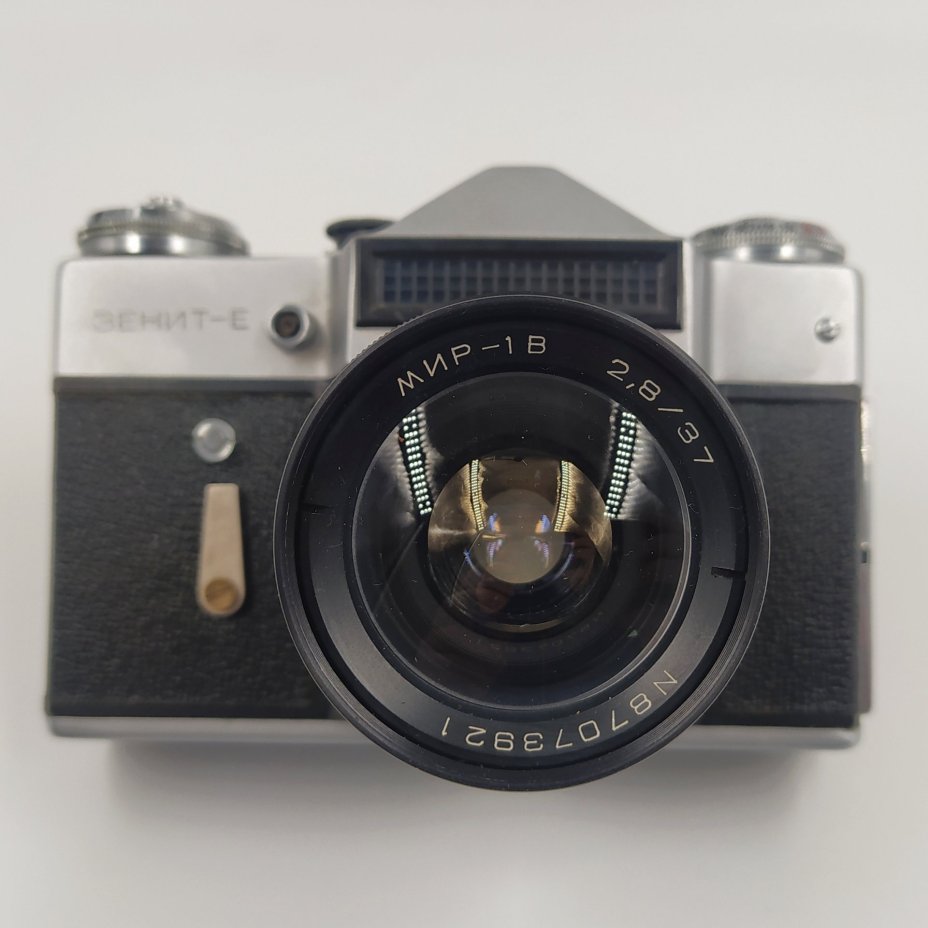 Фотоаппарат "Зенит-Е" с объективом "Мир-1В" в оригинальном кофре, металл, стекло, кожа, Белорусское оптико-механическое объединение (БелОМО), СССР, 1981 г.