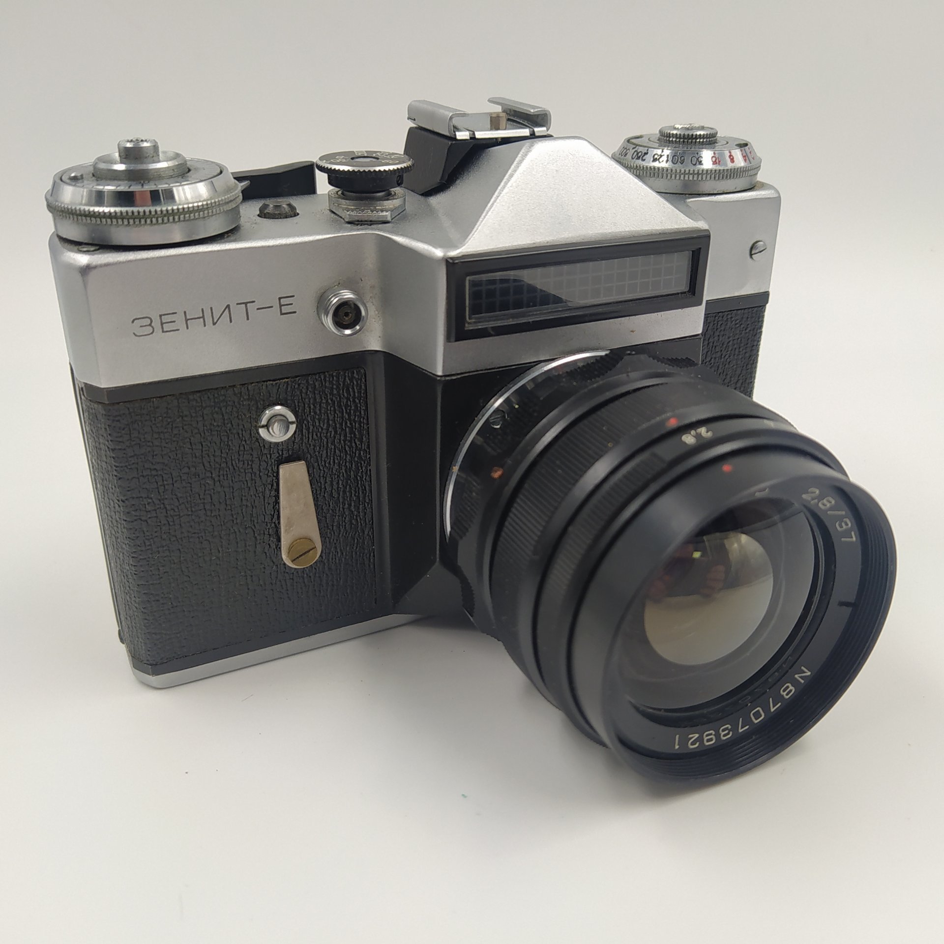Фотоаппарат "Зенит-Е" с объективом "Мир-1В" в оригинальном кофре, металл, стекло, кожа, Белорусское оптико-механическое объединение (БелОМО), СССР, 1981 г.