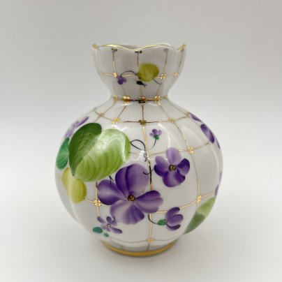 Вазочка из сервиза "Лесная фиалка", автор росписи Павлова Нина Михайловна, автор формы "Тюльпан" Яковлева Серафима Евгеньевна, фарфор, роспись, золочение, Ленинградский фарфоровый завод (ЛФЗ), СССР, 1970-1991 гг.
