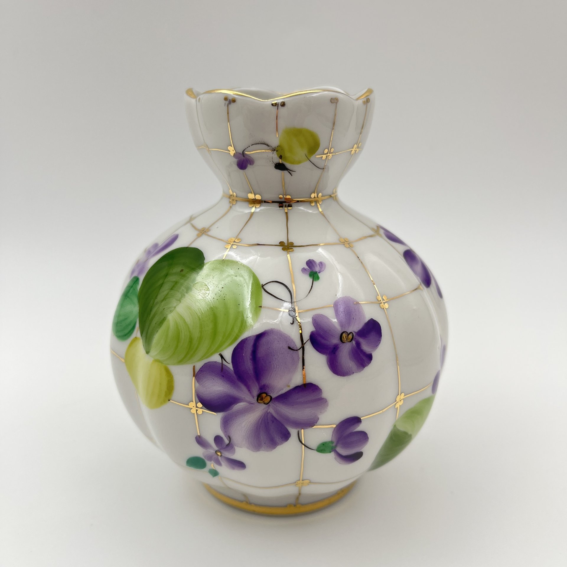 Вазочка из сервиза "Лесная фиалка", автор росписи Павлова Нина Михайловна, автор формы "Тюльпан" Яковлева Серафима Евгеньевна, фарфор, роспись, золочение, Ленинградский фарфоровый завод (ЛФЗ), СССР, 1970-1991 гг.
