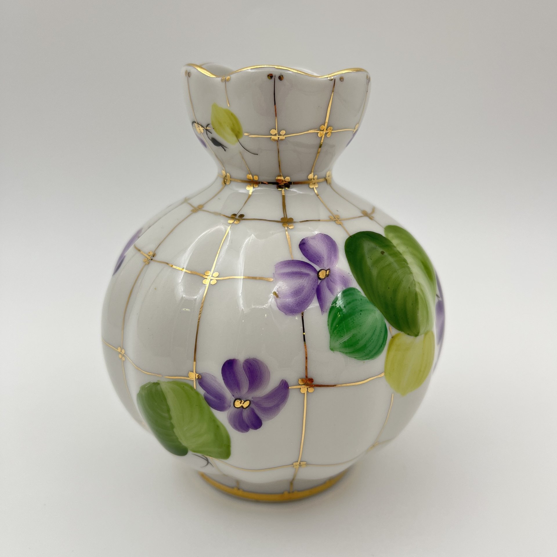 Вазочка из сервиза "Лесная фиалка", автор росписи Павлова Нина Михайловна, автор формы "Тюльпан" Яковлева Серафима Евгеньевна, фарфор, роспись, золочение, Ленинградский фарфоровый завод (ЛФЗ), СССР, 1970-1991 гг.