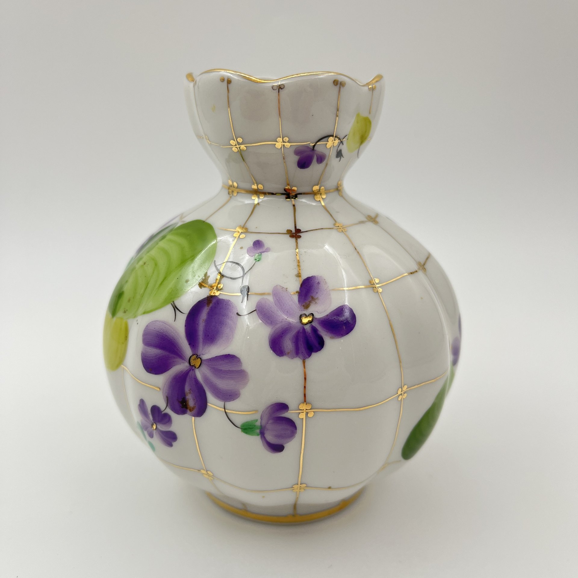 Вазочка из сервиза "Лесная фиалка", автор росписи Павлова Нина Михайловна, автор формы "Тюльпан" Яковлева Серафима Евгеньевна, фарфор, роспись, золочение, Ленинградский фарфоровый завод (ЛФЗ), СССР, 1970-1991 гг.