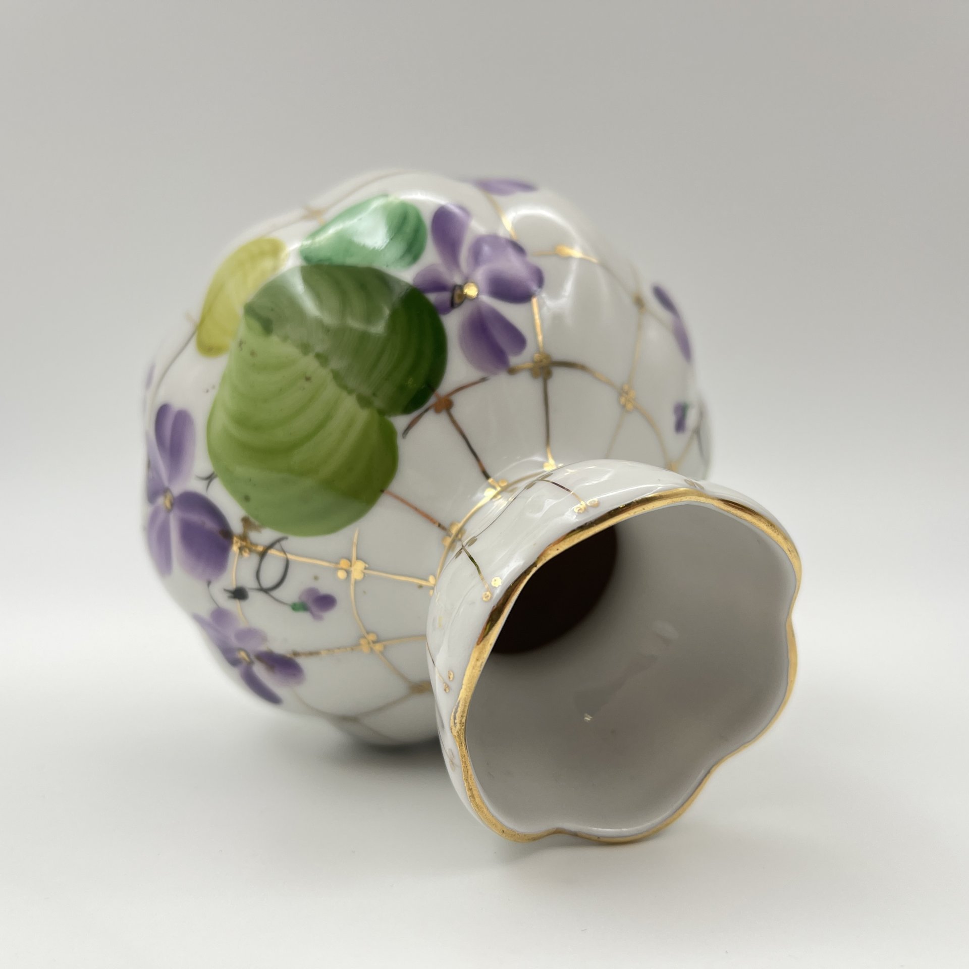 Вазочка из сервиза "Лесная фиалка", автор росписи Павлова Нина Михайловна, автор формы "Тюльпан" Яковлева Серафима Евгеньевна, фарфор, роспись, золочение, Ленинградский фарфоровый завод (ЛФЗ), СССР, 1970-1991 гг.