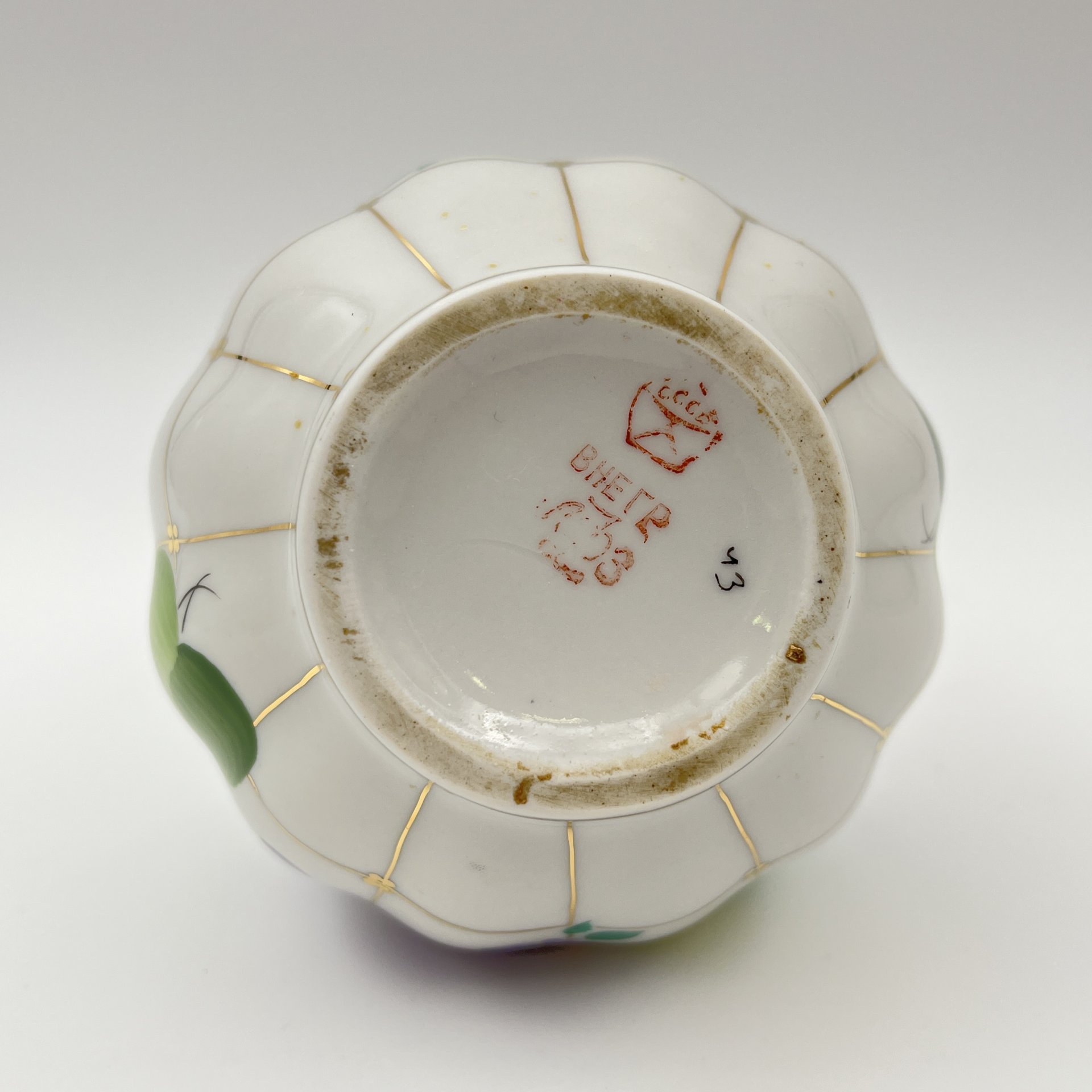 Вазочка из сервиза "Лесная фиалка", автор росписи Павлова Нина Михайловна, автор формы "Тюльпан" Яковлева Серафима Евгеньевна, фарфор, роспись, золочение, Ленинградский фарфоровый завод (ЛФЗ), СССР, 1970-1991 гг.