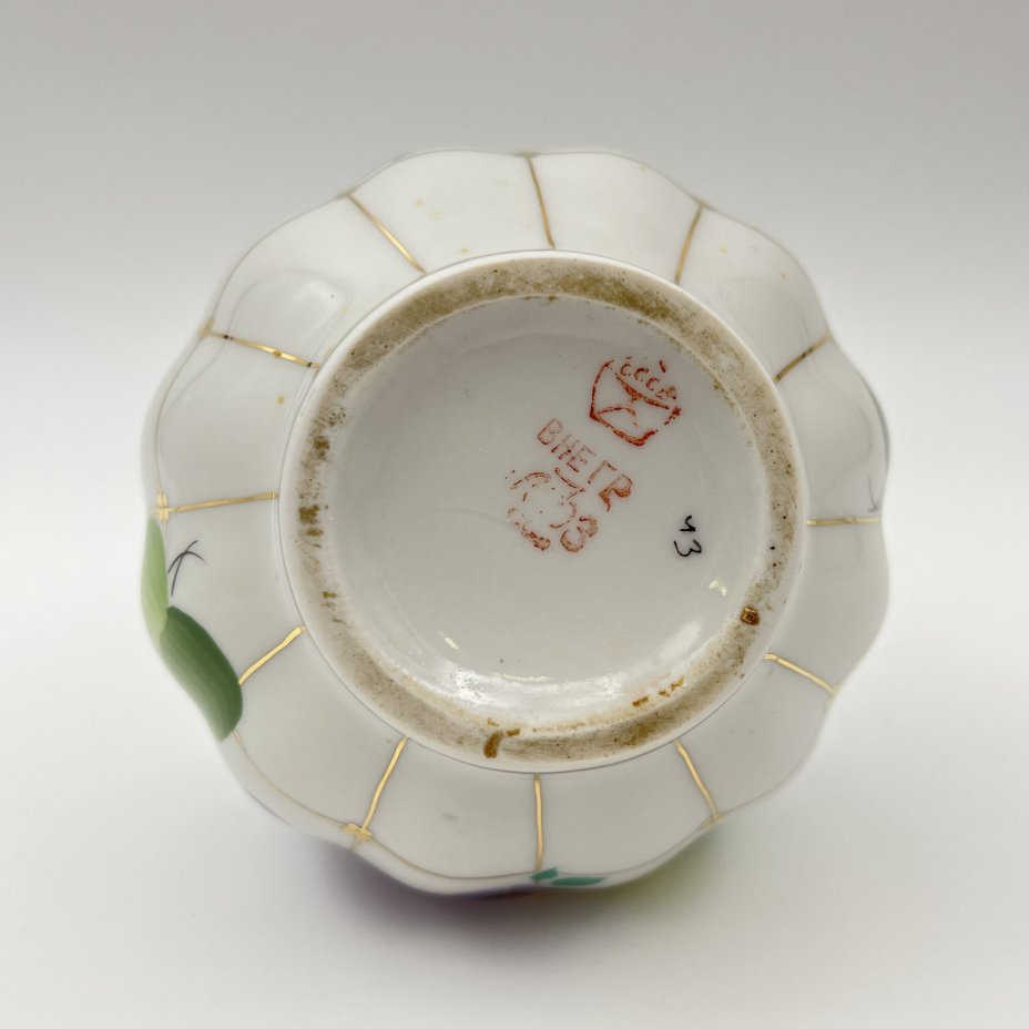 Вазочка из сервиза "Лесная фиалка", автор росписи Павлова Нина Михайловна, автор формы "Тюльпан" Яковлева Серафима Евгеньевна