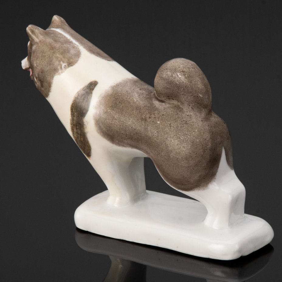 Статуэтка "Лайка", скульптор Н.А. Кольцов, художник И.И. Ризнич, фарфор, роспись, Ленинградский фарфоровый завод (ЛФЗ)