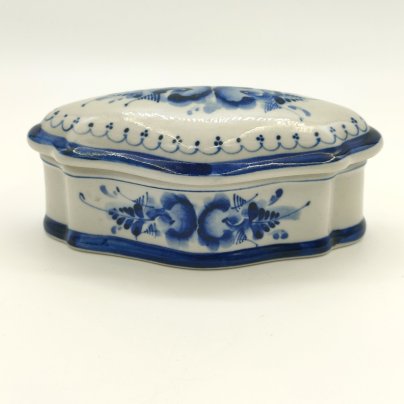 Шкатулка с флоральным декором, фарфор, роспись, Шекма-Гжель (Шевлягинский завод специальной керамики), Российская Федерация, 1991-2015 гг.