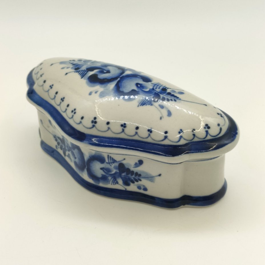 Шкатулка с флоральным декором, фарфор, роспись, Шекма-Гжель (Шевлягинский завод специальной керамики), Российская Федерация, 1991-2015 гг.