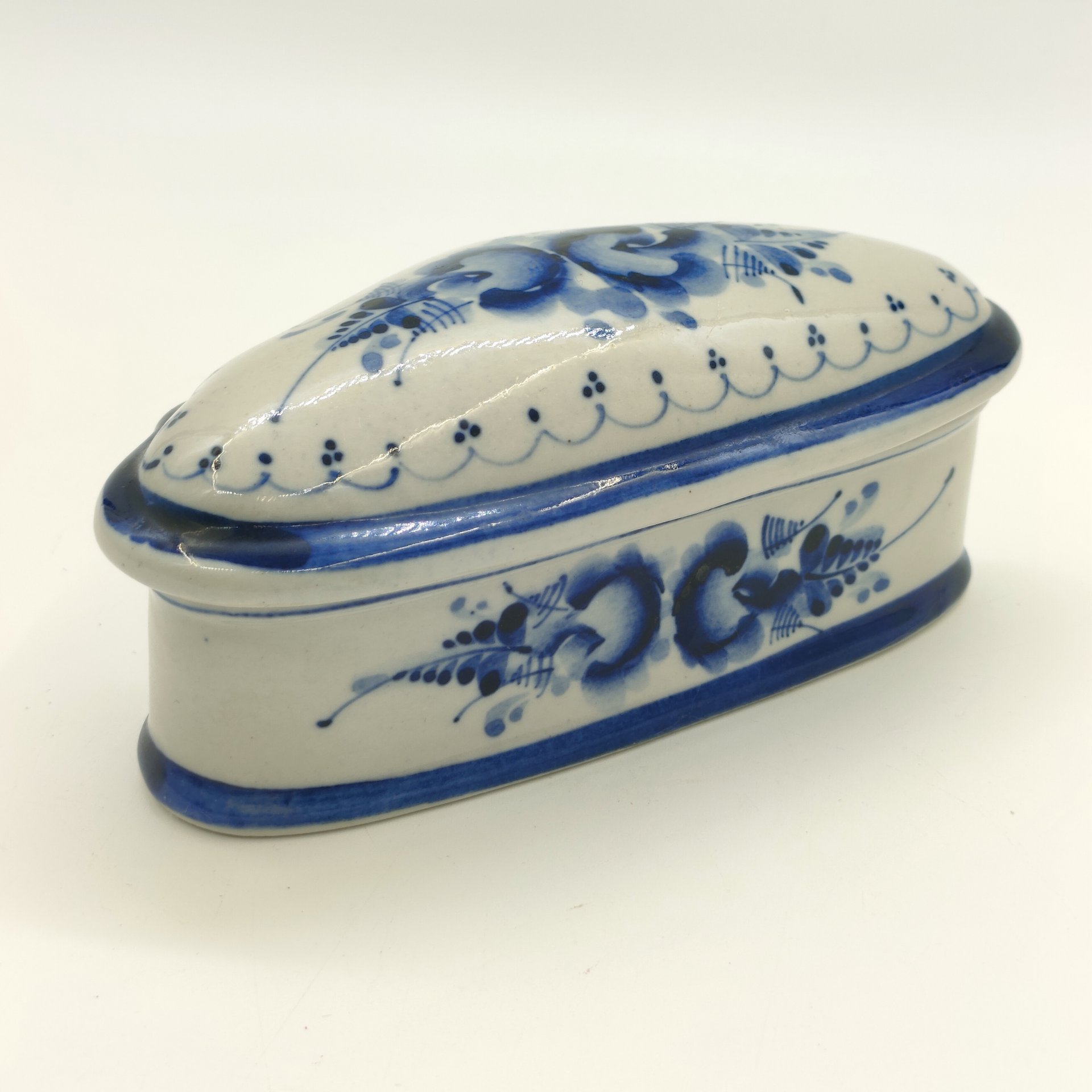 Шкатулка с флоральным декором, фарфор, роспись, Шекма-Гжель (Шевлягинский завод специальной керамики), Российская Федерация, 1991-2015 гг.