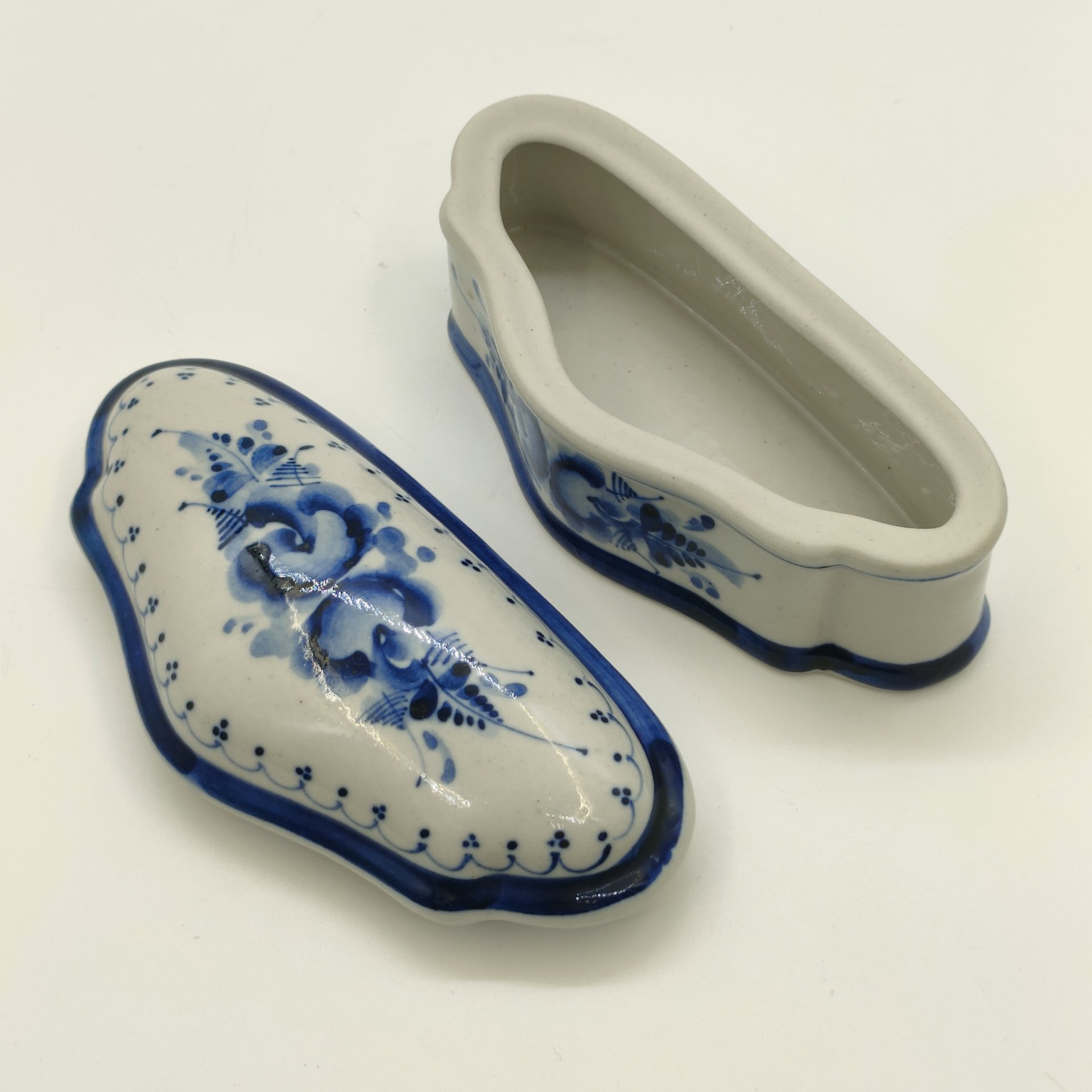 Шкатулка с флоральным декором, фарфор, роспись, Шекма-Гжель (Шевлягинский завод специальной керамики), Российская Федерация, 1991-2015 гг.