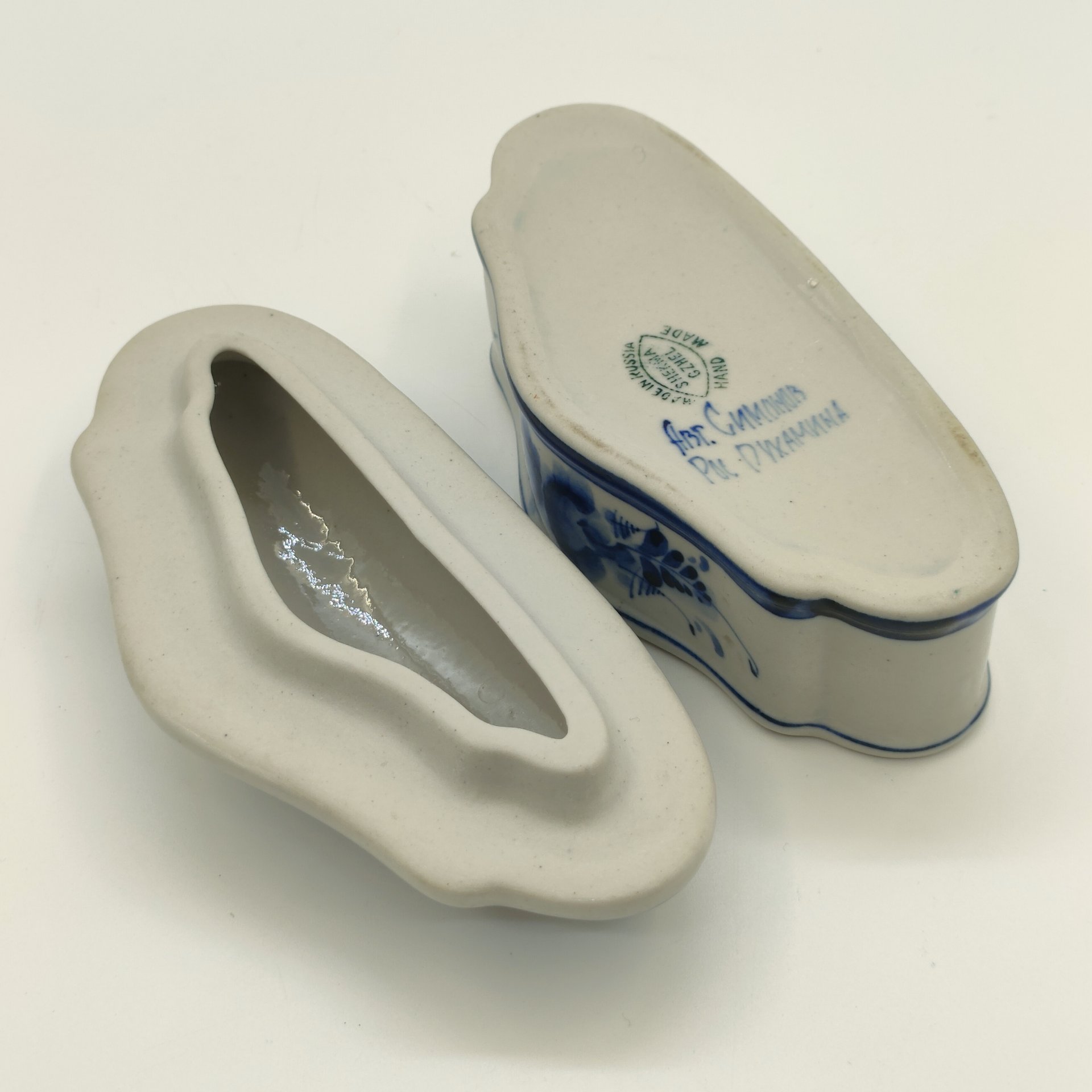 Шкатулка с флоральным декором, фарфор, роспись, Шекма-Гжель (Шевлягинский завод специальной керамики), Российская Федерация, 1991-2015 гг.