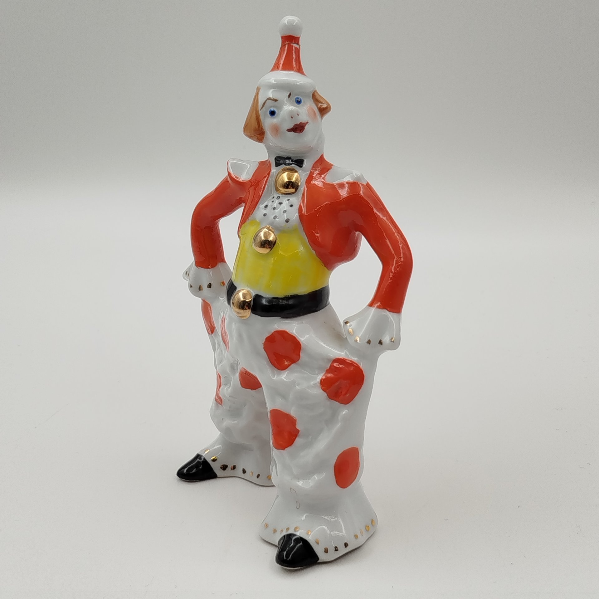 Статуэтка "Клоун", скульптор С.М. Орлов, фарфор, роспись, золочение, Дмитровский фарфоровый завод (ДФЗ Вербилки), СССР, 1965-1991 гг.