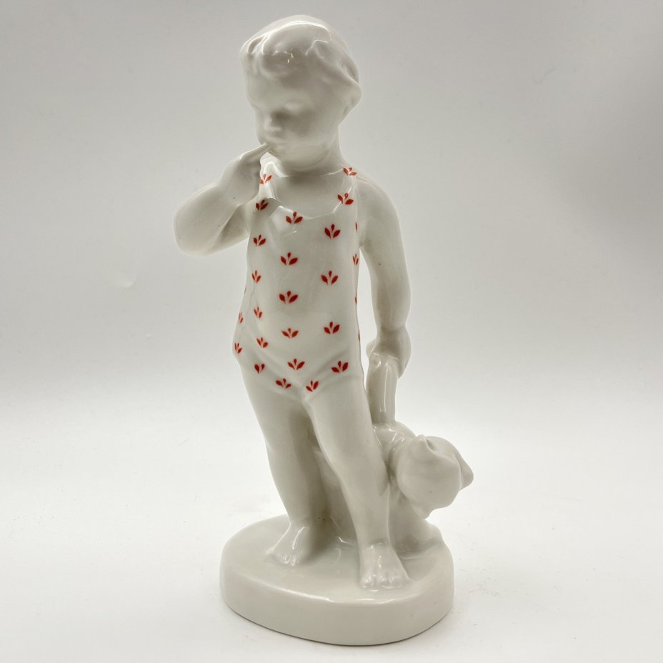 Статуэтка "Мальчик с мишкой", фарфор, деколь, Первомайский фарфоровый завод (Песочное), СССР, 1969 г.