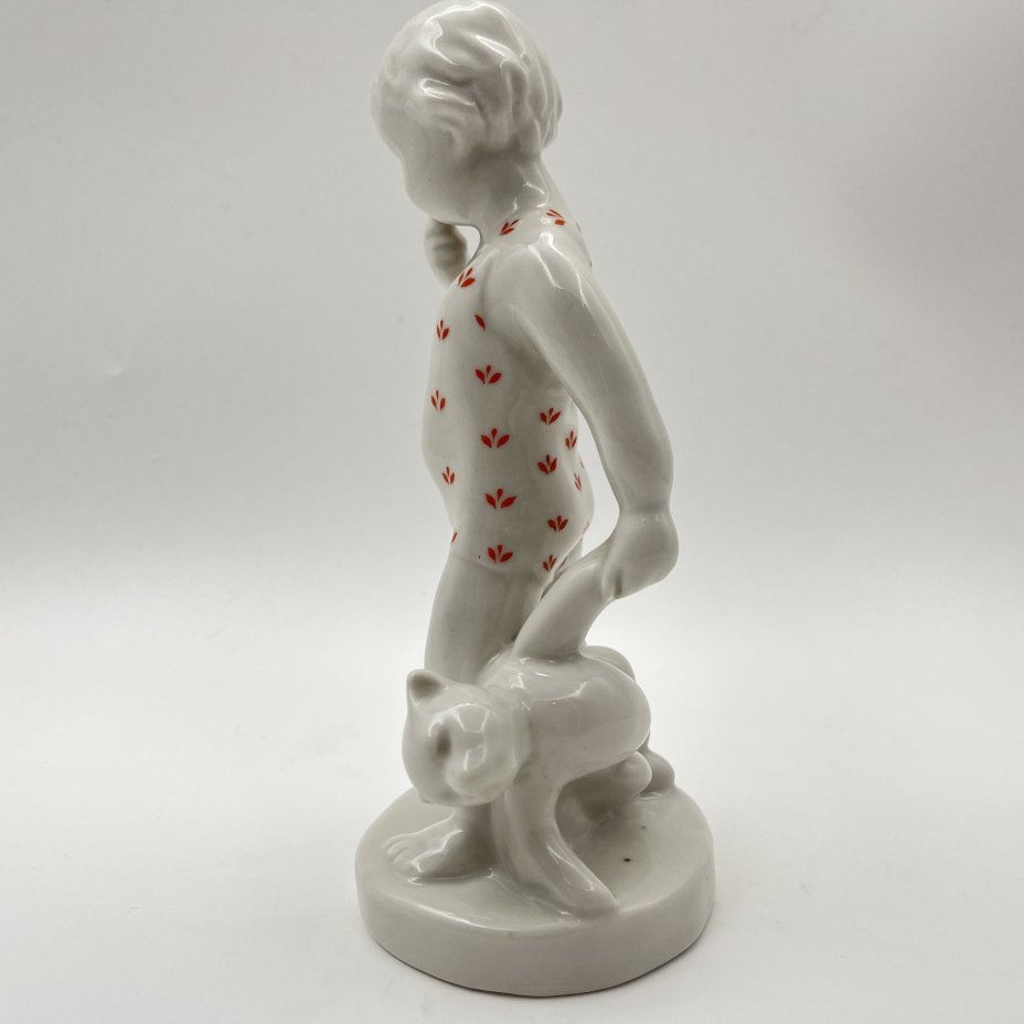 Статуэтка "Мальчик с мишкой", фарфор, деколь, Первомайский фарфоровый завод (Песочное), СССР, 1969 г.