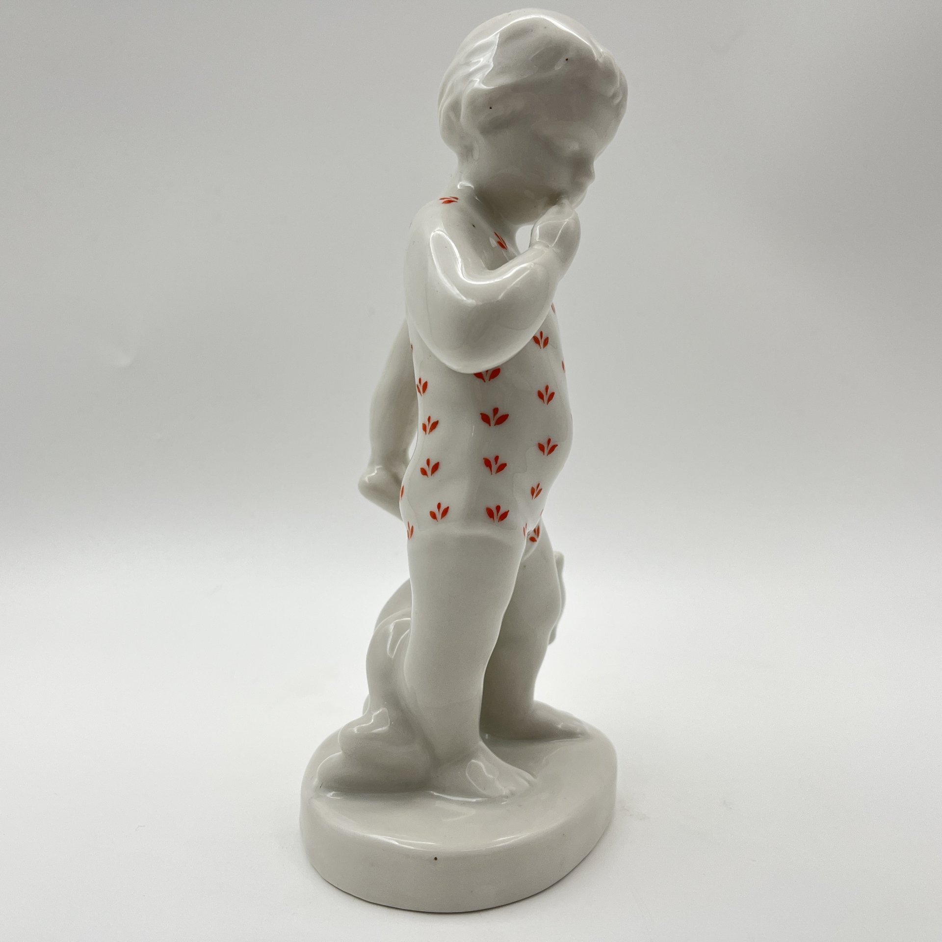Статуэтка "Мальчик с мишкой", фарфор, деколь, Первомайский фарфоровый завод (Песочное), СССР, 1969 г.