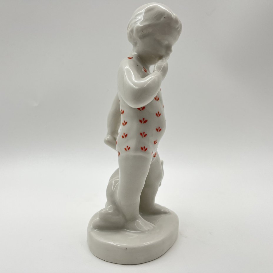 Статуэтка "Мальчик с мишкой", фарфор, деколь, Первомайский фарфоровый завод (Песочное), СССР, 1969 г.