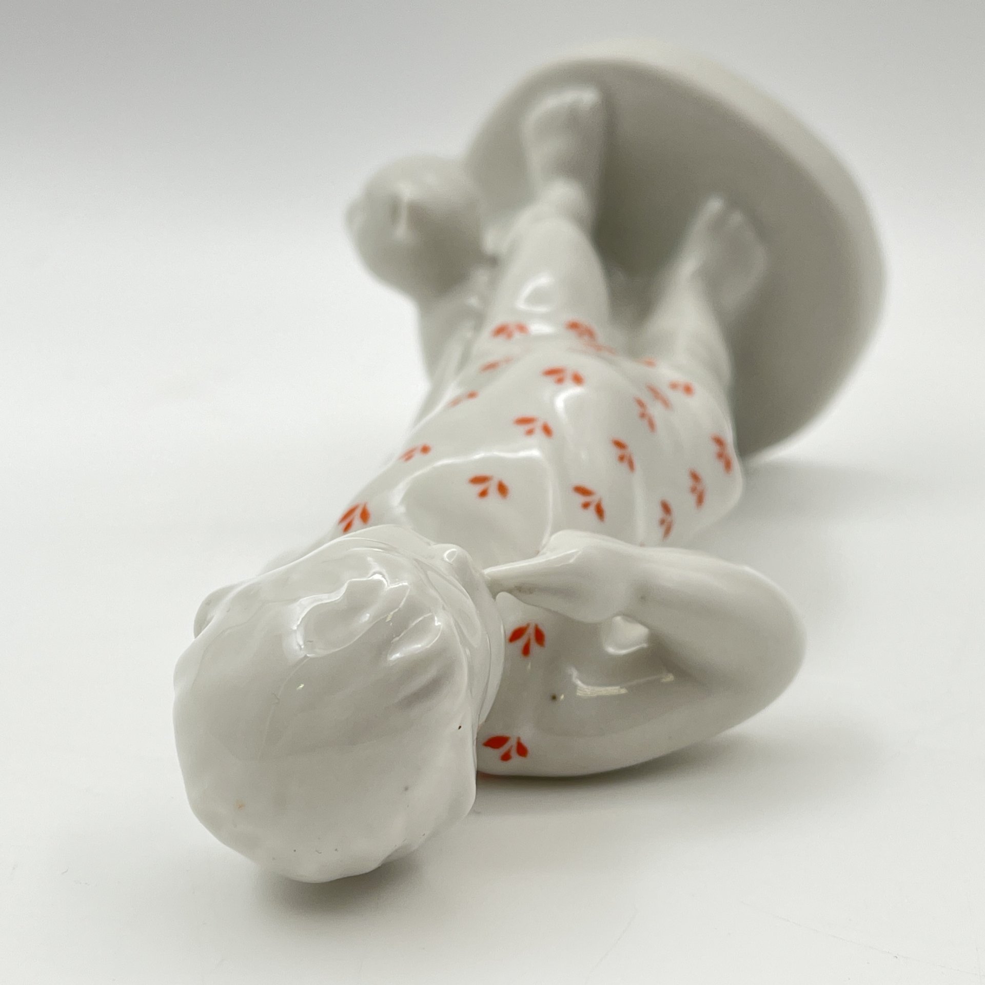 Статуэтка "Мальчик с мишкой", фарфор, деколь, Первомайский фарфоровый завод (Песочное), СССР, 1969 г.