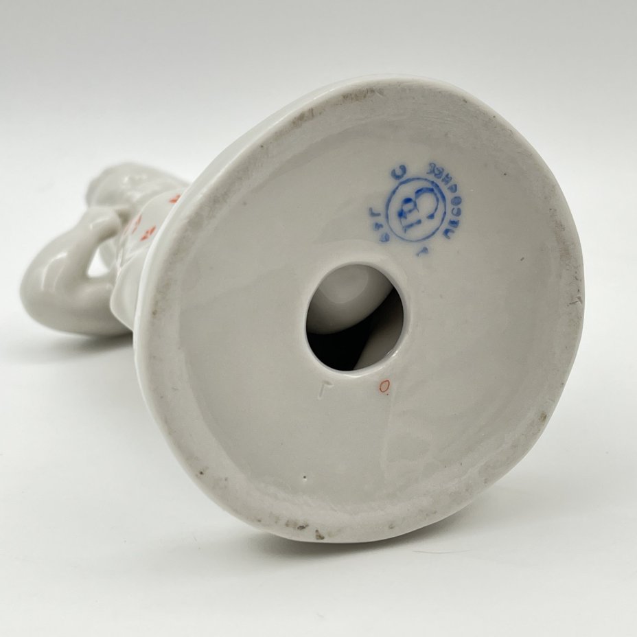 Статуэтка "Мальчик с мишкой", фарфор, деколь, Первомайский фарфоровый завод (Песочное), СССР, 1969 г.