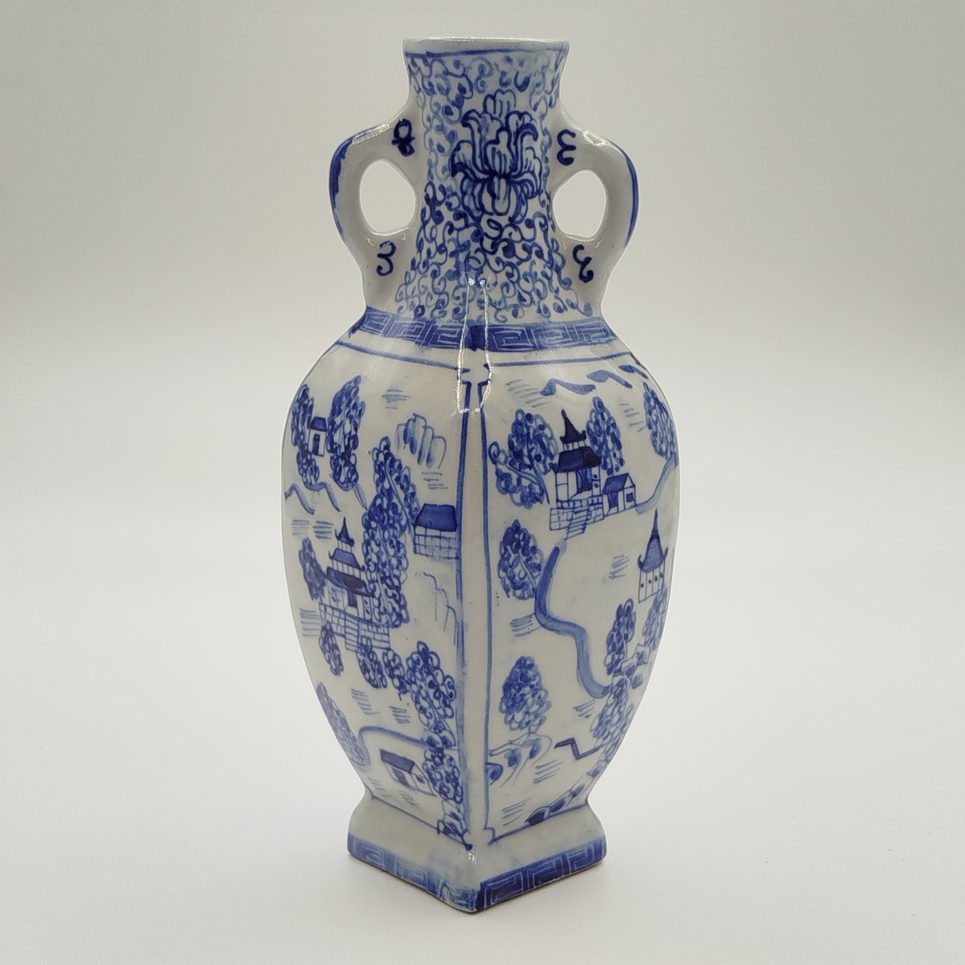 Вазочка с боковыми ручками, украшенная пейзажем с пагодами, фарфор, роспись, Китай, 1970-1990 гг.