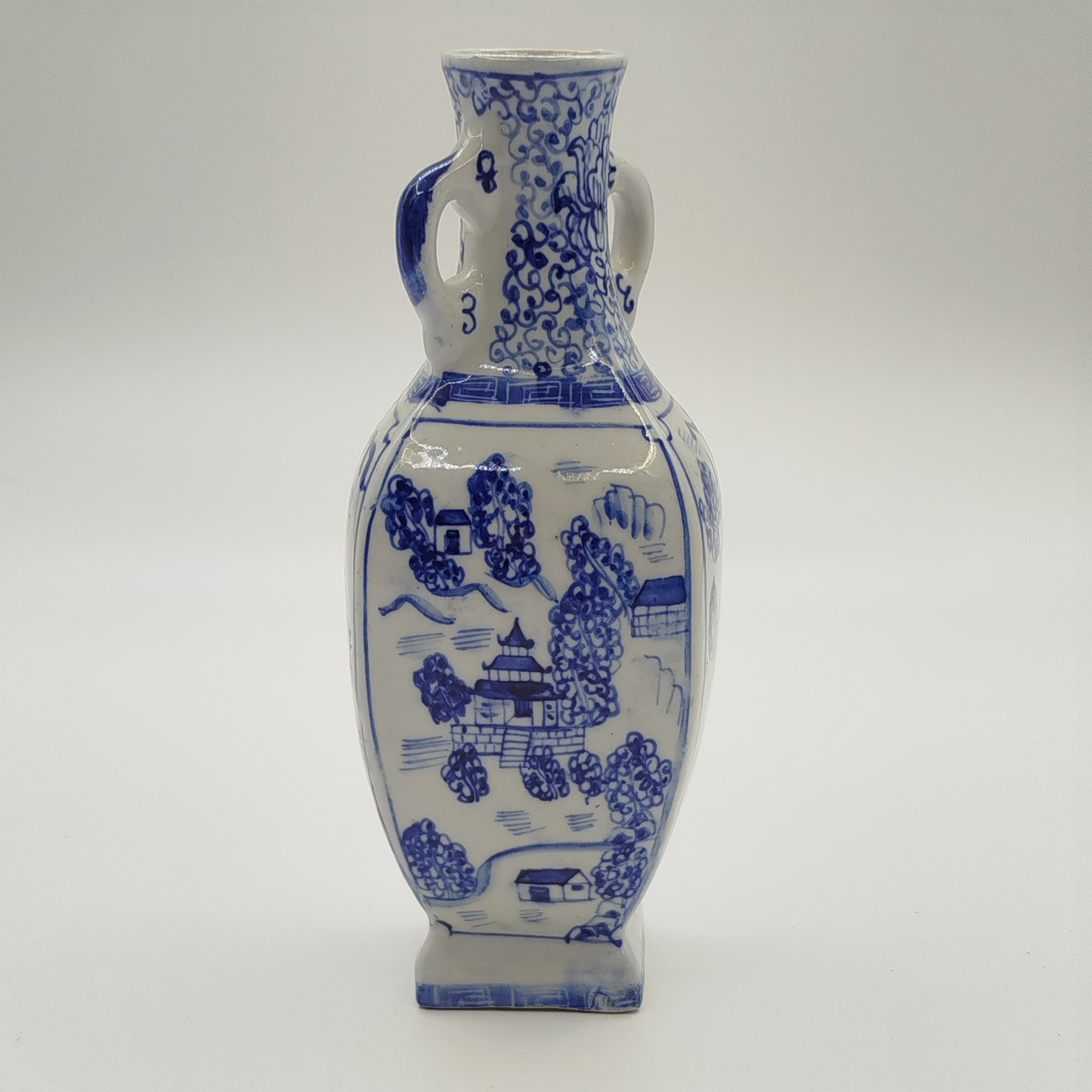 Вазочка с боковыми ручками, украшенная пейзажем с пагодами, фарфор, роспись, Китай, 1970-1990 гг.