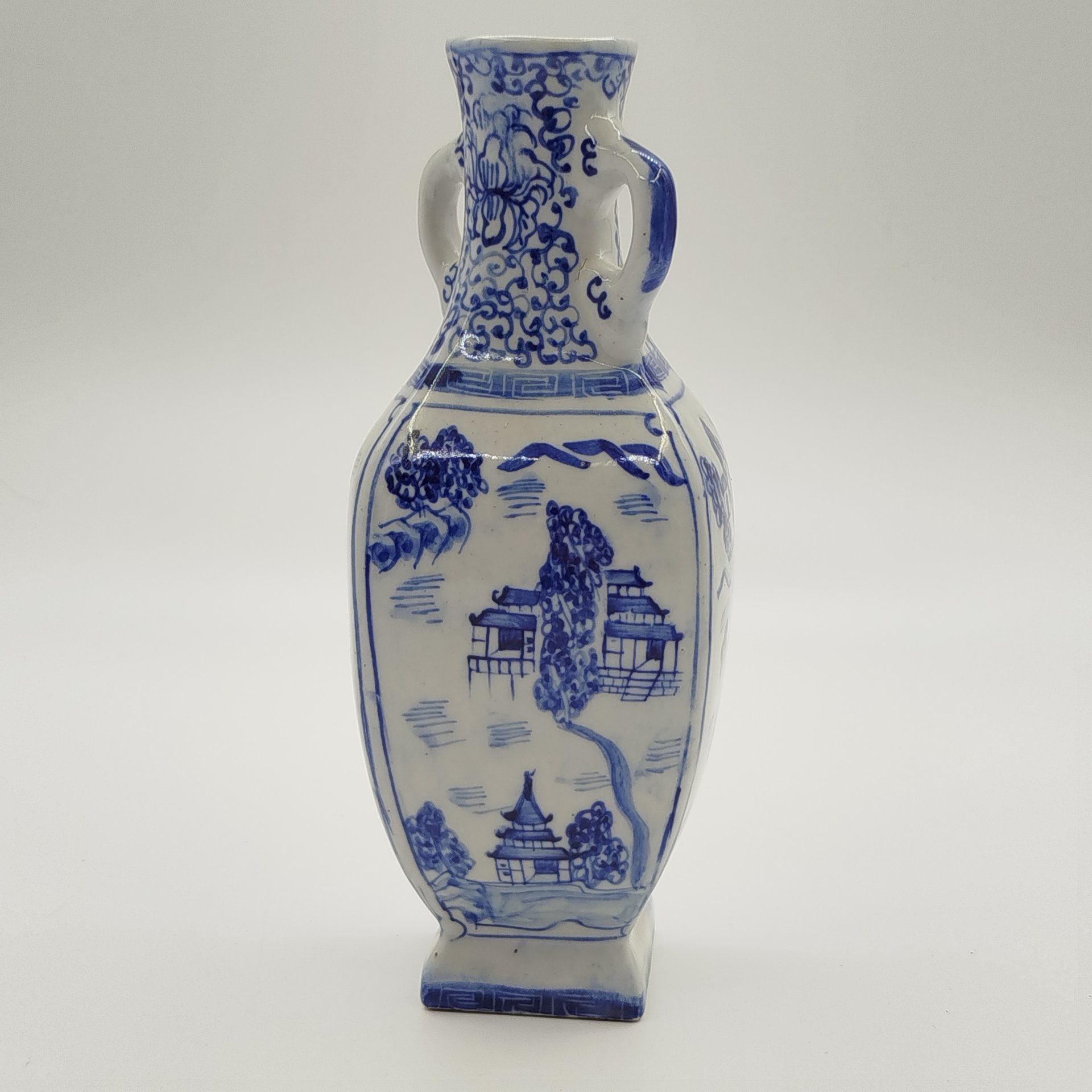 Вазочка с боковыми ручками, украшенная пейзажем с пагодами, фарфор, роспись, Китай, 1970-1990 гг.