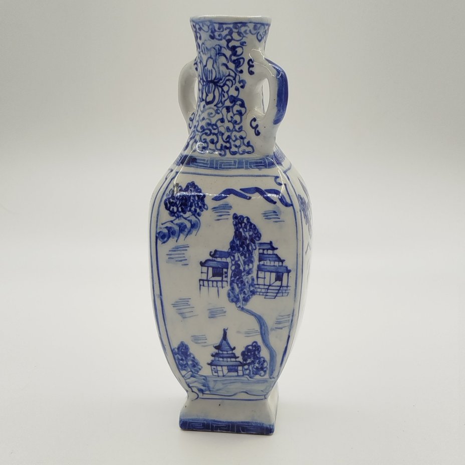 Вазочка с боковыми ручками, украшенная пейзажем с пагодами, фарфор, роспись, Китай, 1970-1990 гг.